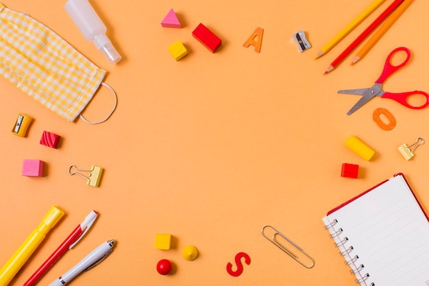 Conceito de volta às aulas com espaço de cópia