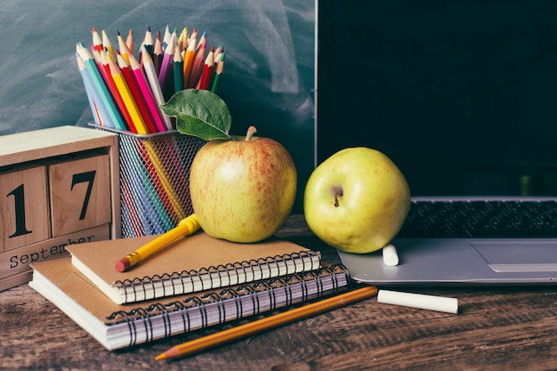 Foto conceito de volta às aulas com material escolar