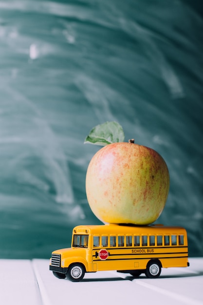 Conceito de volta às aulas com ônibus escolar de brinquedo