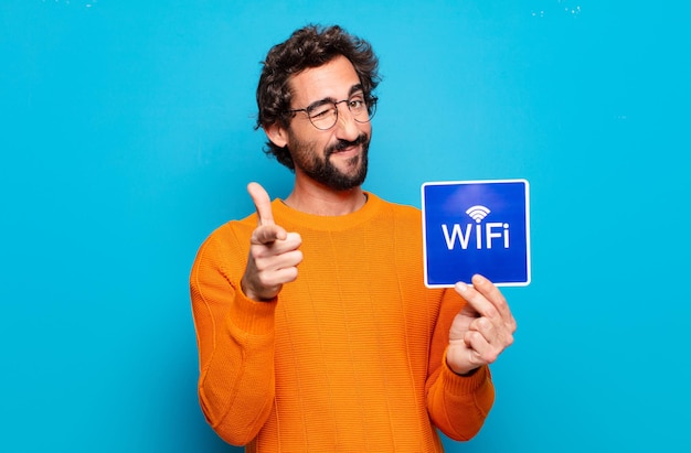 Conceito de Wi-Fi grátis para jovem barbudo