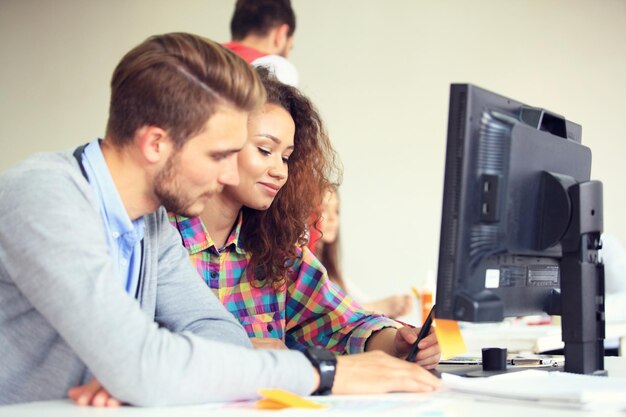 Foto conceito diversidade colegas de trabalho conceito startup equipe de negócios partilha economia mundial documento partilha pessoas reportagem reunião trabalho de equipa trabalhar grupo jovens hipsters discutir café