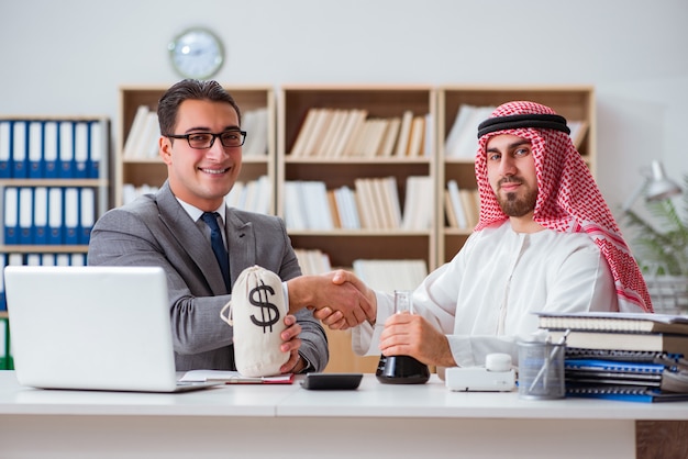 Conceito diversificado de negócios com empresário árabe