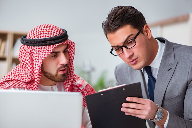 Conceito diversificado de negócios com empresário árabe