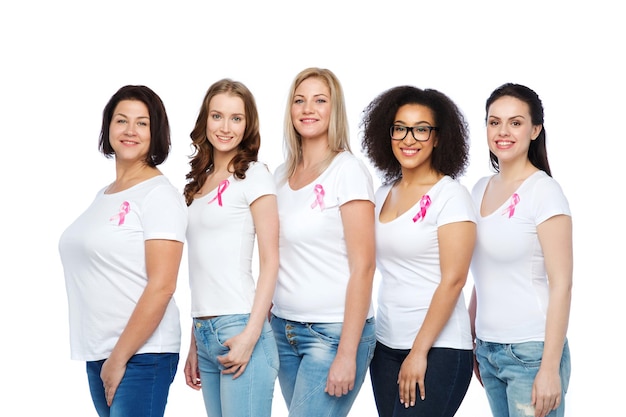 conceito diverso, de saúde e de pessoas - grupo de mulheres felizes de tamanhos diferentes em camisetas brancas com fita rosa de conscientização do câncer de mama