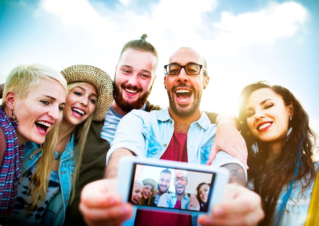 Conceito diverso de Selfie do divertimento dos amigos do verão da praia dos povos