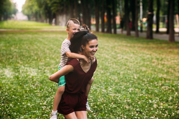 Conceito divertido da natureza da criança da maternidade feliz. Valores de família. Estilo de vida ativo.