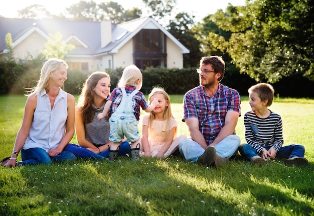 Conceito do abrandamento da unidade do parenting das gerações da família