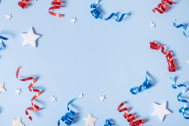 Conceito do Dia da Independência dos EUA Elementos de cores azuis e brancas vermelhas da vista superior da bandeira dos EUA plana sobre fundo azul com espaço de cópia