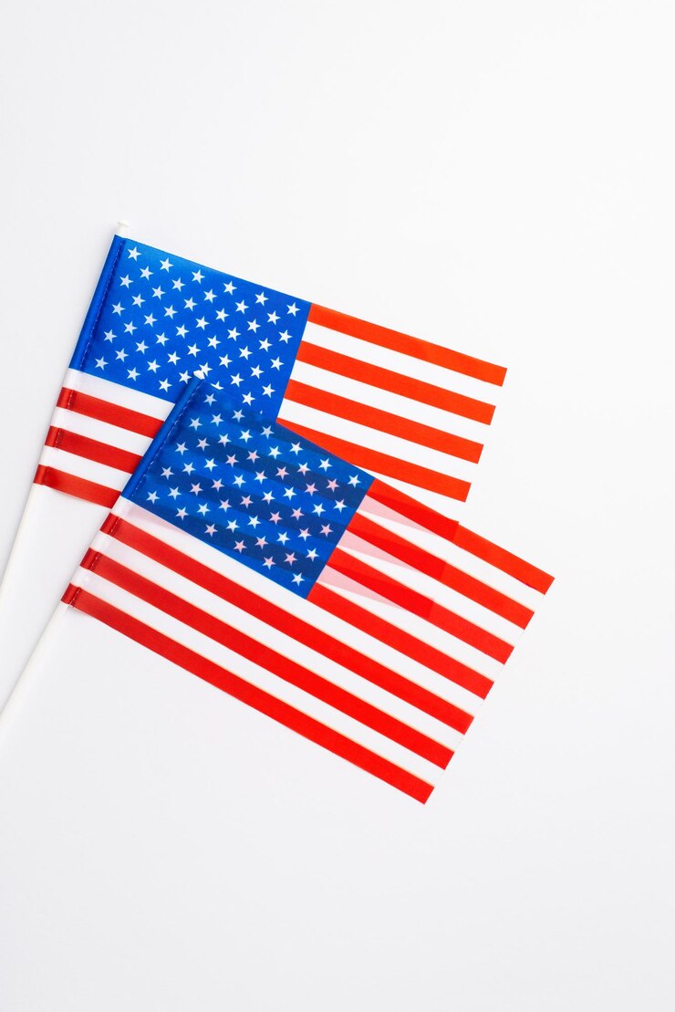 Conceito do Dia da Independência dos EUA Foto vertical da vista superior de duas bandeiras nacionais em fundo branco isolado