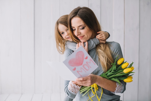 Foto conceito do dia das mães com jovem mãe e filha