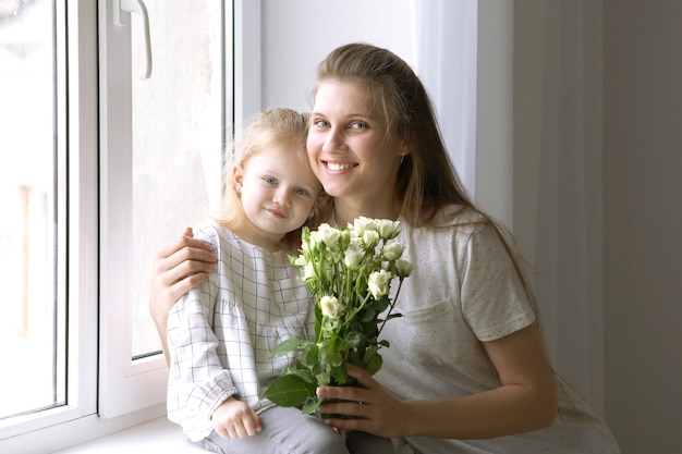 Conceito do dia das mães, mãe e filha em casa