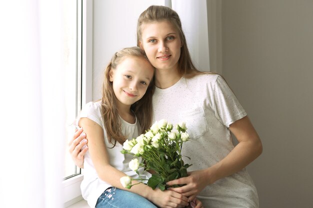 Conceito do dia das mães, mãe e filha em casa