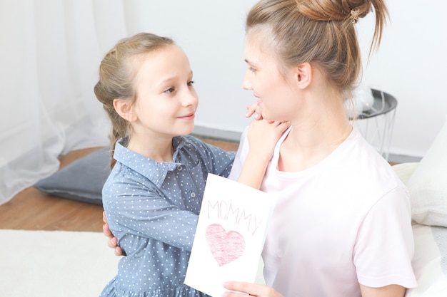 Conceito do dia das mães, mãe e filha em casa