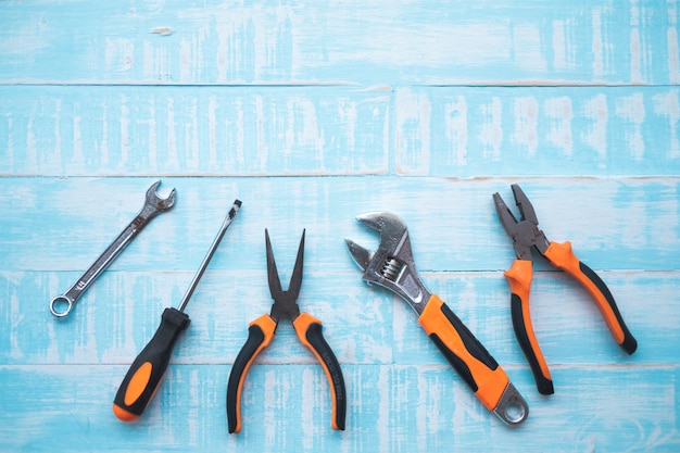 Conceito do dia do trabalho. ferramentas da construção na superfície de madeira azul.
