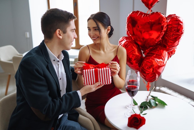 Conceito do Dia dos Namorados Um casal apaixonado comemorando o Dia dos Namorados no restaurante