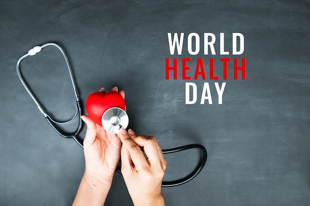 Conceito do Dia Mundial da Saúde Seguro médico com coração vermelho e estetoscópio