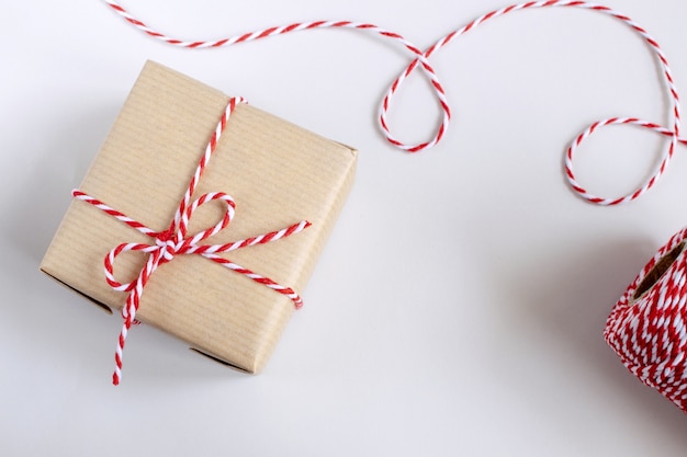 Conceito do natal ou do ano novo - caixa atual no papel do ofício com cabo vermelho e branco torcido.