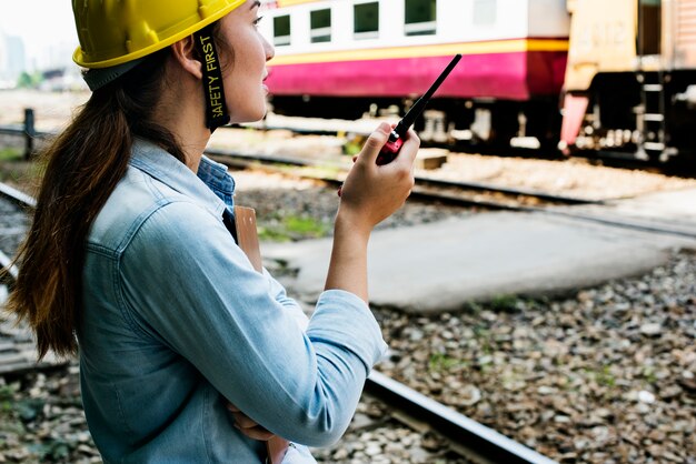 Foto conceito do projeto da segurança do trem do exame da mulher