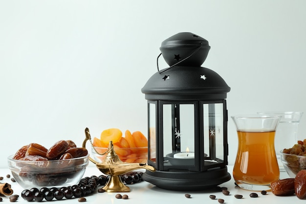 Conceito do Ramadã com comida e acessórios na superfície branca