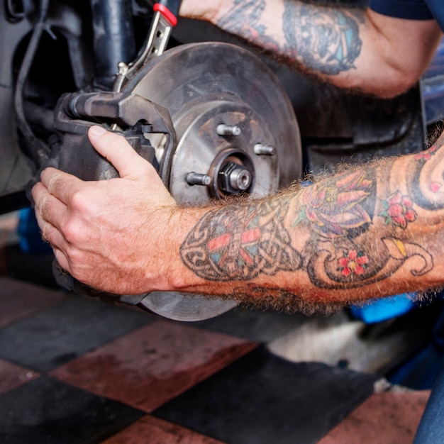 Conceito do técnico do mecânico da loja de reparação de automóveis