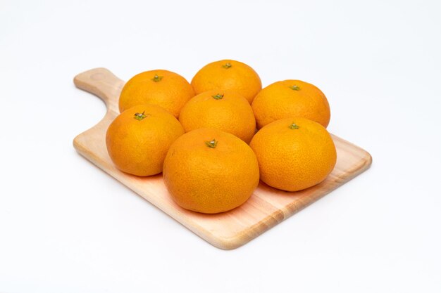 Conceito doce e delicioso das tangerinas no fundo branco