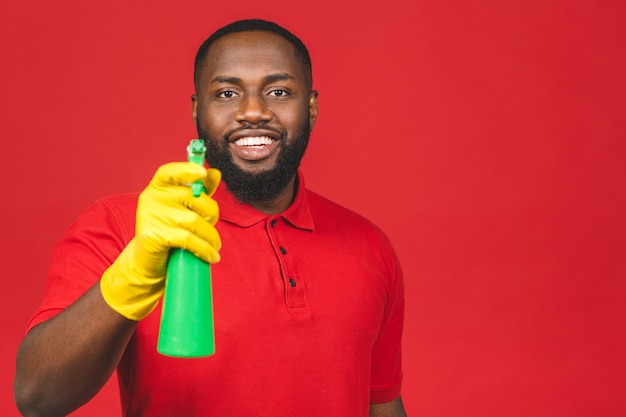 Conceito doméstico. Jovem afro-americano limpando usando luvas