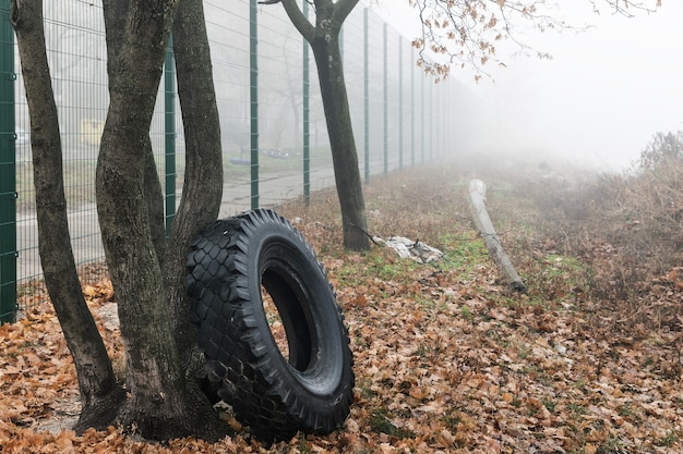 Conceito ecológico. pilha de pneus velhos. aterro de pneus velhos usados na cidade em um dia nublado de outono