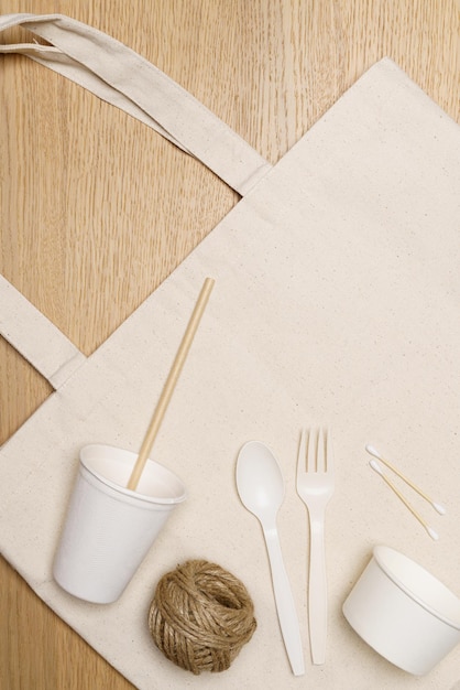 Foto conceito ecológico saco ecológico com recipiente de comida e corda de juta em fundo de madeira