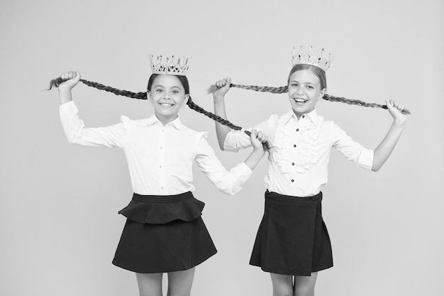 Conceito egoísta, rainha do baile, orgulho da infância, sucesso na educação, volta à escola, meninas pequenas egoístas, sonham com futuras meninas felizes de uniforme e coroam a motivação do grande chefe para estudar moda infantil