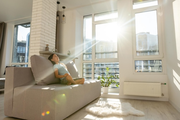 Conceito em movimento. Novo apartamento. criança feliz se mudando para casa nova. menina feliz