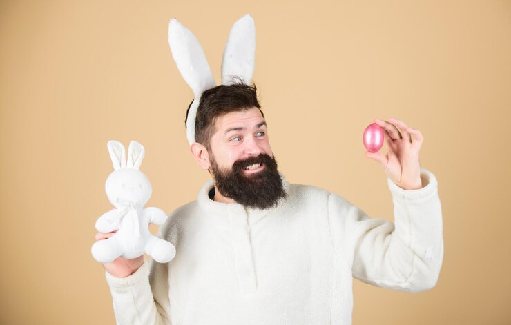 Foto conceito esquisito comemore o cara da páscoa hipster barbudo coelho estranho com longas orelhas brancas fundo bege coelho da páscoa homem vestindo terno de coelho homem coelho engraçado orelhas macias conceito de atividades da páscoa
