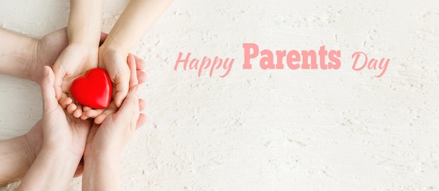 Conceito feliz dia dos pais ou dia internacional das famílias pai filho e mãe segurando coração