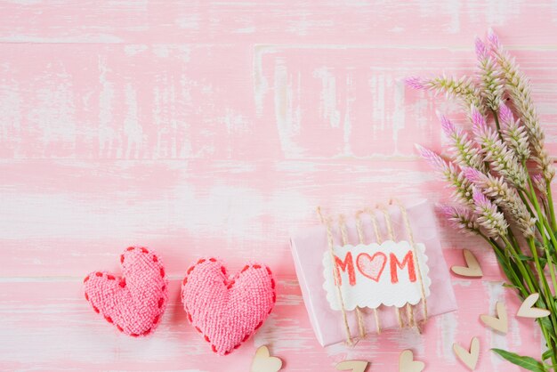 Foto conceito feliz do dia de mãe no fundo de madeira cor-de-rosa e branco brilhante da cor pastel.