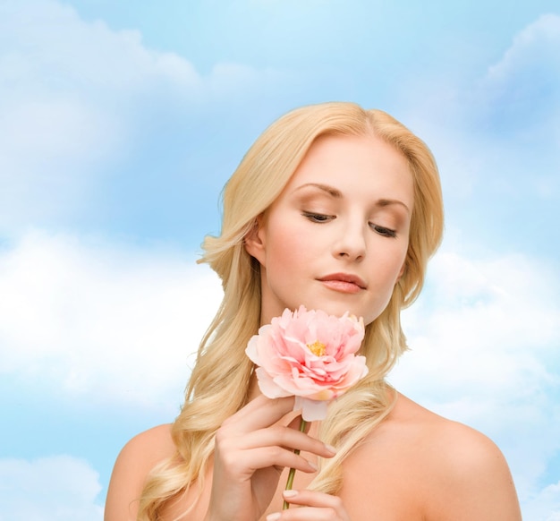 conceito floral e beleza - linda mulher com flor de peônia