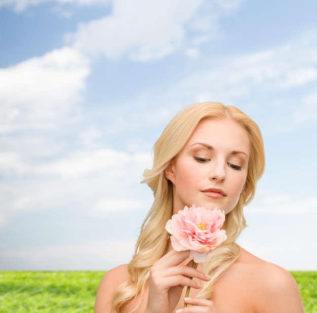 conceito floral e beleza - linda mulher com flor de peônia