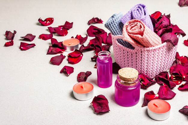 Conceito floral e spa com pétalas de rosas secas, velas perfumadas e toalha macia