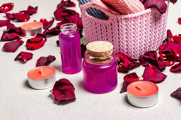 Conceito floral e spa com pétalas de rosas secas, velas perfumadas e toalha macia