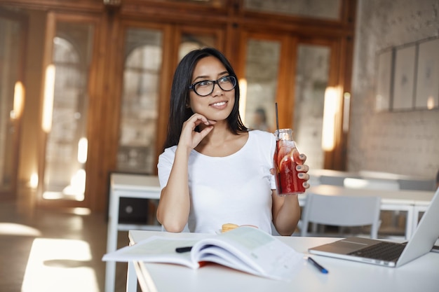 Conceito freelance e elearning Linda garota de óculos segura