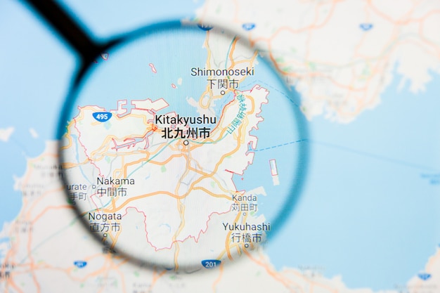 Conceito ilustrativo de visualização da cidade de Kitakyushu na tela de exibição através de lupa