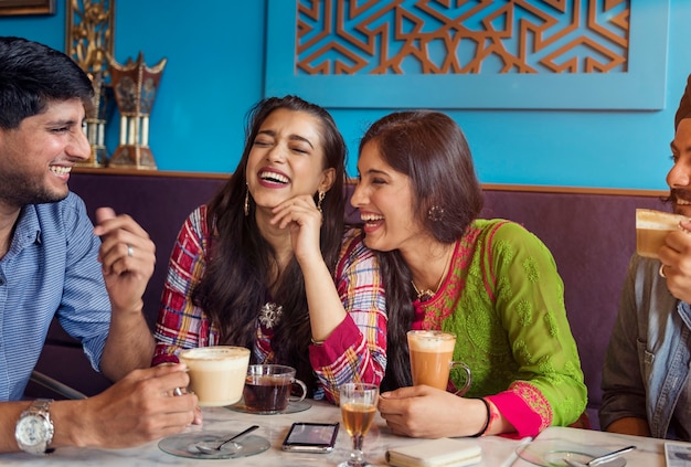 Conceito indiano do chá do café da ruptura do café bebendo da afiliação étnica