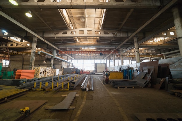 Conceito industrial. Uma visão geral do canteiro de obras dentro da placa de fabricação. Tiro amplo