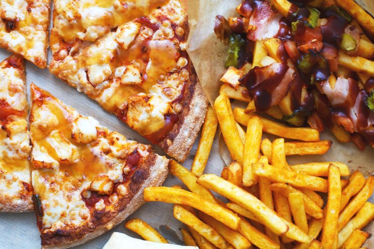 Conceito insalubre. Fast Food - Pizza, Batata Frita. Fechar-se. Receitas populares de fast food