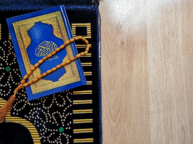 conceito islâmico. Al Quran e contas de rosário no tapete de oração. Foco seletivo.