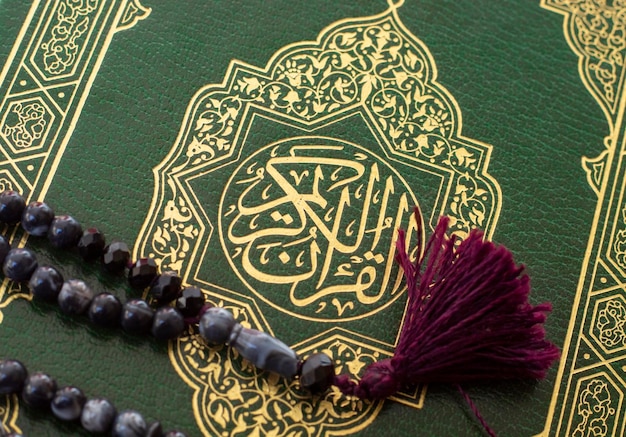 Conceito islâmico O sagrado Alcorão Sagrado Alcorão com significado de caligrafia árabe de Al Quran e tasbih