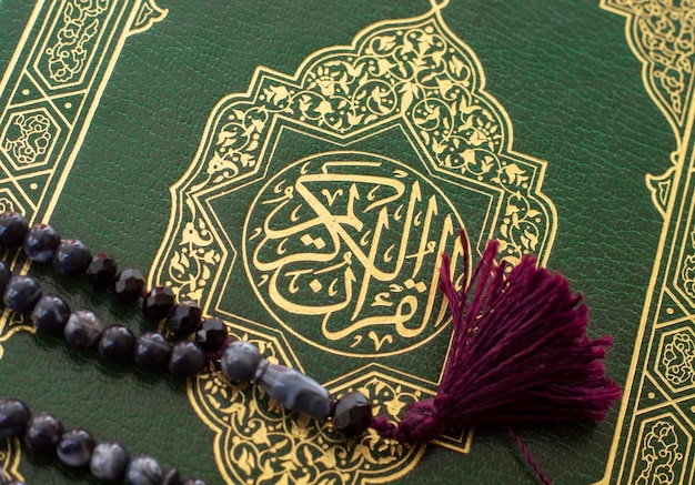 Conceito islâmico o sagrado alcorão sagrado alcorão com significado de caligrafia árabe de al quran e tasbih