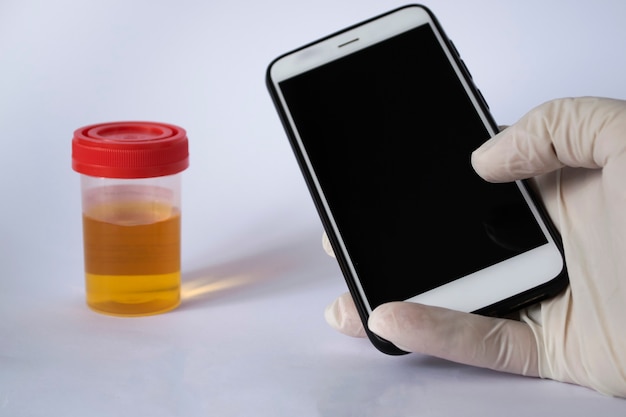 Conceito médico - chamar um médico assistente de laboratório em casa para uma análise. o médico tem nas mãos um smartphone - analisa online.