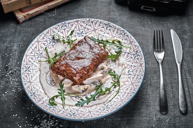 Conceito: menu de restaurante, comida saudável, caseira, gourmet, gula. prato com molho de carne e cogumelos em uma mesa de madeira resistiu. Vista de cima para baixo