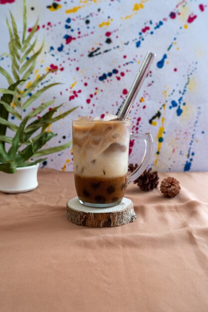Conceito minimalista. Café bebida leite açúcar mascavo bolhas com fundo abstrato
