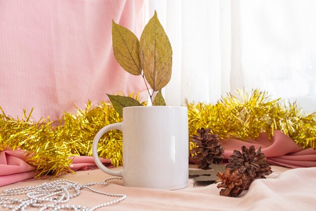 Conceito minimalista de Natal e ano novo. Composição com produto Mug. Caneca branca com decorações de Natal e Ano Novo