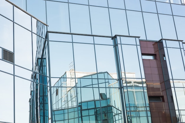 Conceito moderno de edifícios, negócios e arquitetura - luz solar refletida no prédio de escritórios.